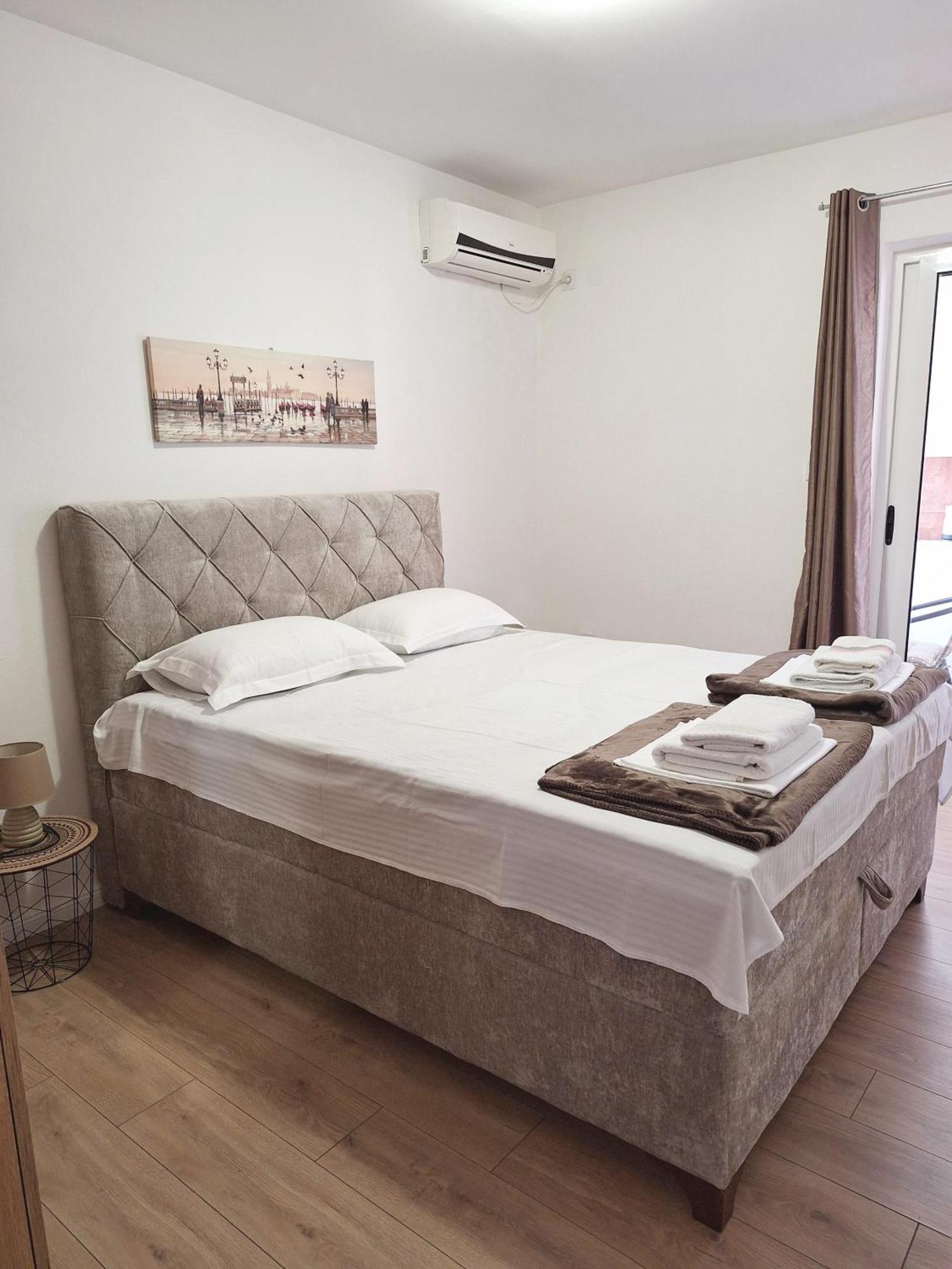 Apartmani Hortenzija บุดวา ภายนอก รูปภาพ